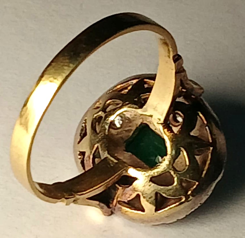Bague en or 18 kt avec coupelle ornée d'une émeraude d'environ 1,20 kt et de diamants. Poids : -photo-3