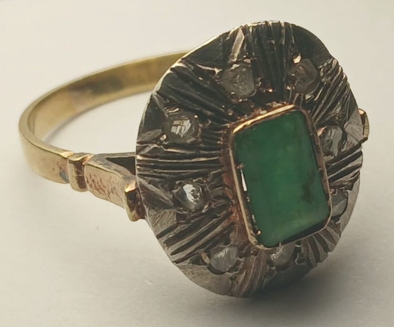 Bague en or 18 kt avec coupelle ornée d'une émeraude d'environ 1,20 kt et de diamants. Poids : -photo-4