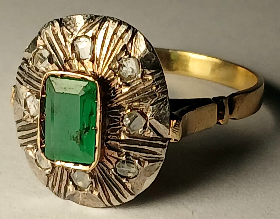 Bague en or 18 kt avec coupelle ornée d'une émeraude d'environ 1,20 kt et de diamants. Poids : 