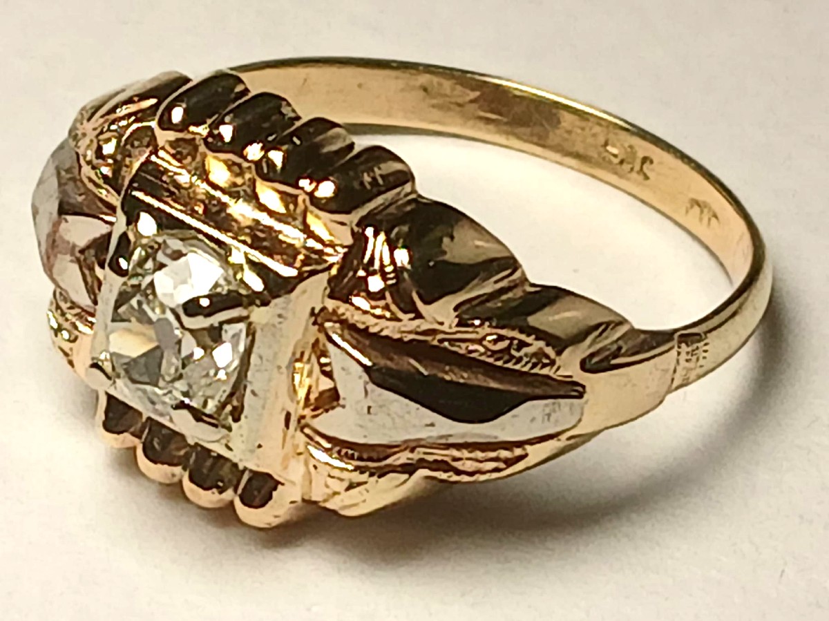 Anello unisex oro a due colori, art Decò, con brillante bianco di taglio a cuscino Kt.0,50. -photo-2