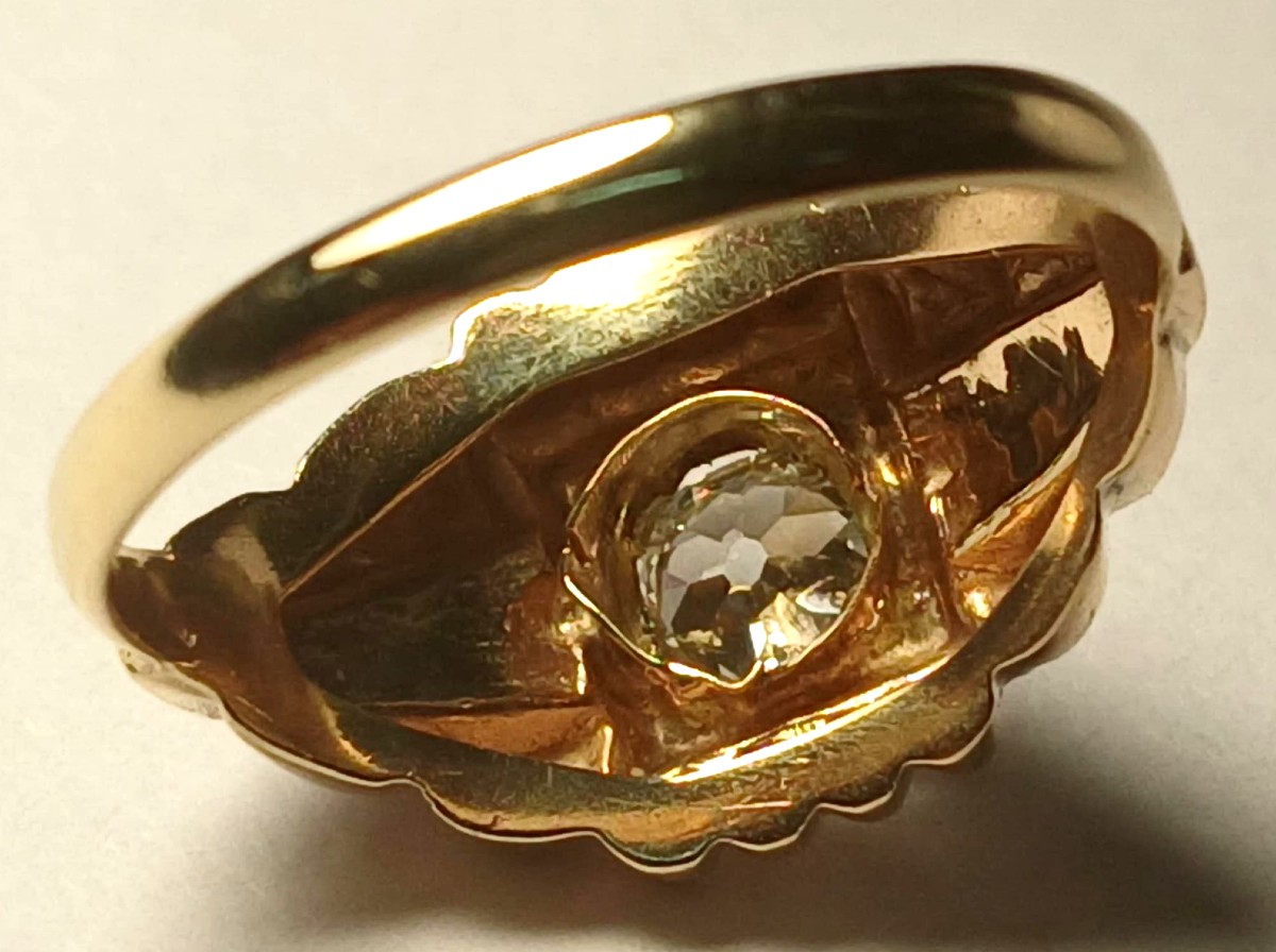 Anello unisex oro a due colori, art Decò, con brillante bianco di taglio a cuscino Kt.0,50. -photo-3