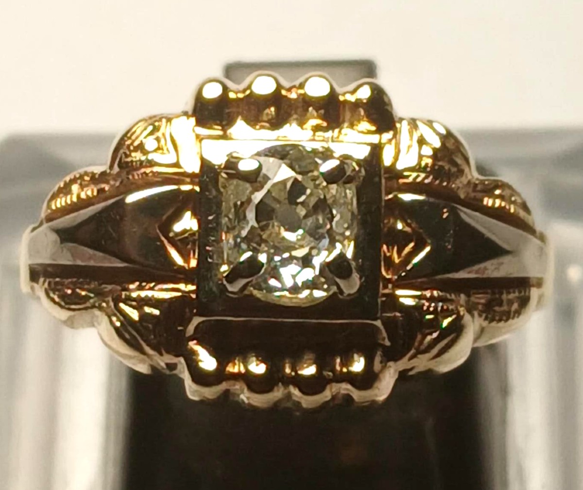 Anello unisex oro a due colori, art Decò, con brillante bianco di taglio a cuscino Kt.0,50. 