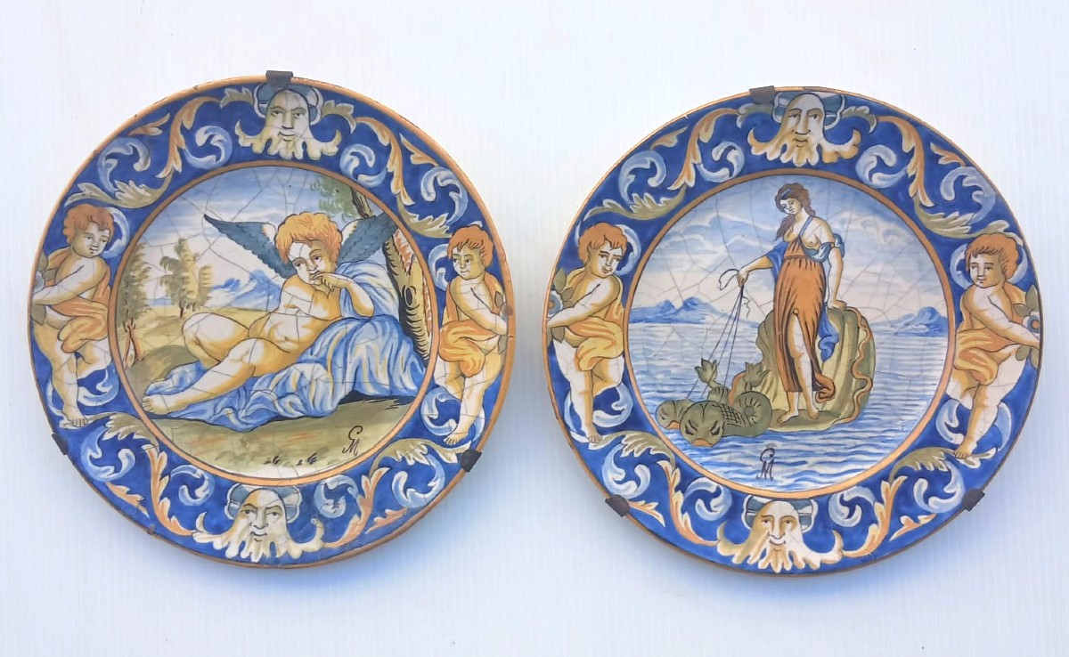 Coppia piatti dipinti in maiolica di 'Castelli', siglati Michele Giustiniani. Napoli sec XIX