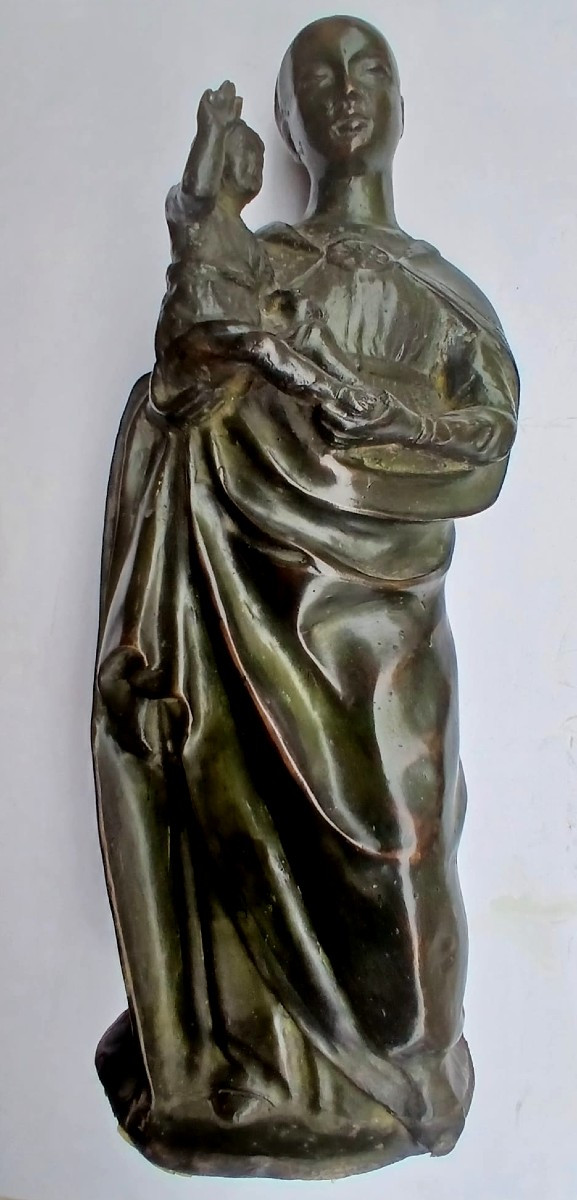 Madonna con Bambino . Scultura in bronzo Franco-Fiamminga degli inizi del XVI secolo. 