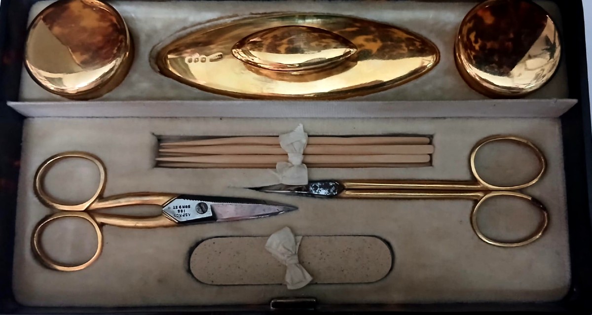 Scrigno in tartaruga, Necessaire argento laminato oro 'Asprey 'fornitori della regina Vittoria.-photo-1