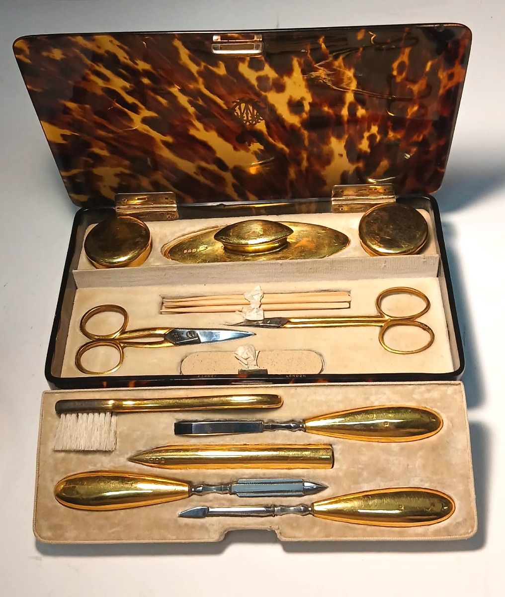 Scrigno in tartaruga, Necessaire argento laminato oro 'Asprey 'fornitori della regina Vittoria.