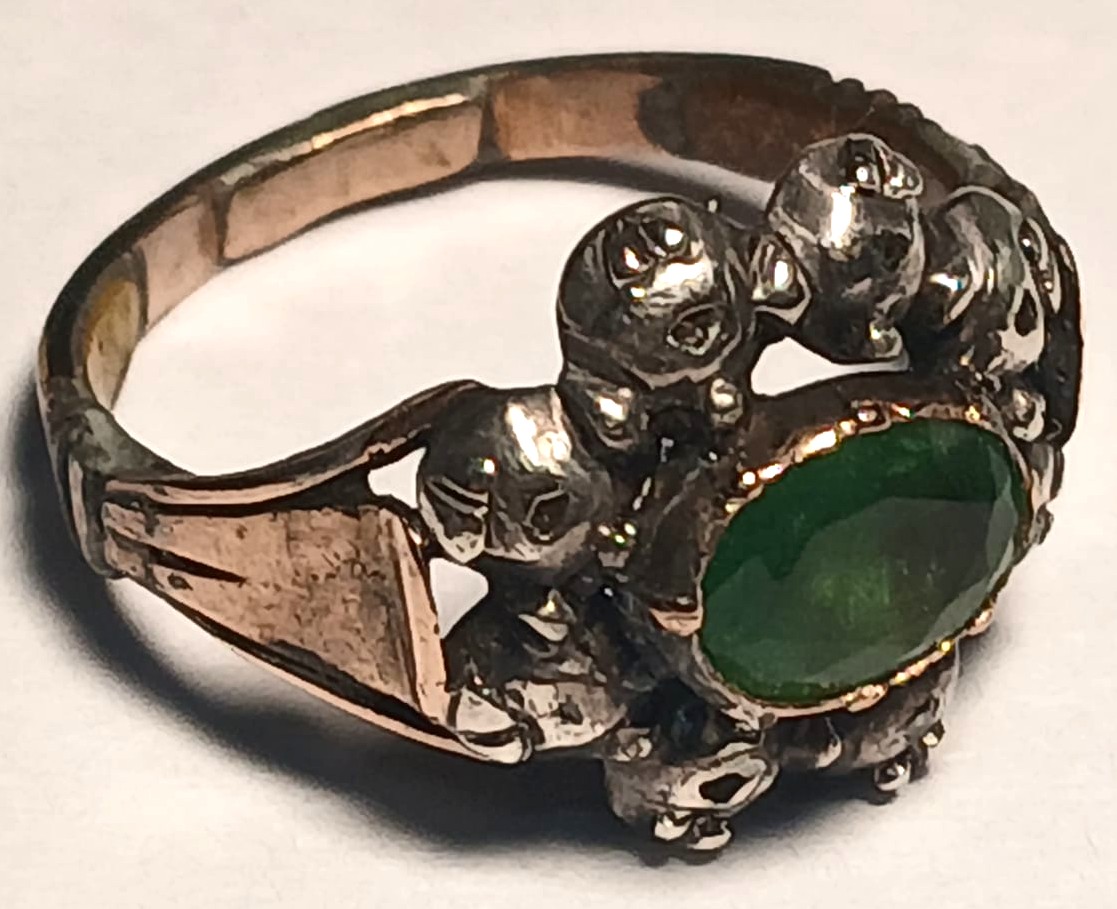 Anello siciliano del 700' in oro e coppella con smeraldo e diamantini. -photo-1