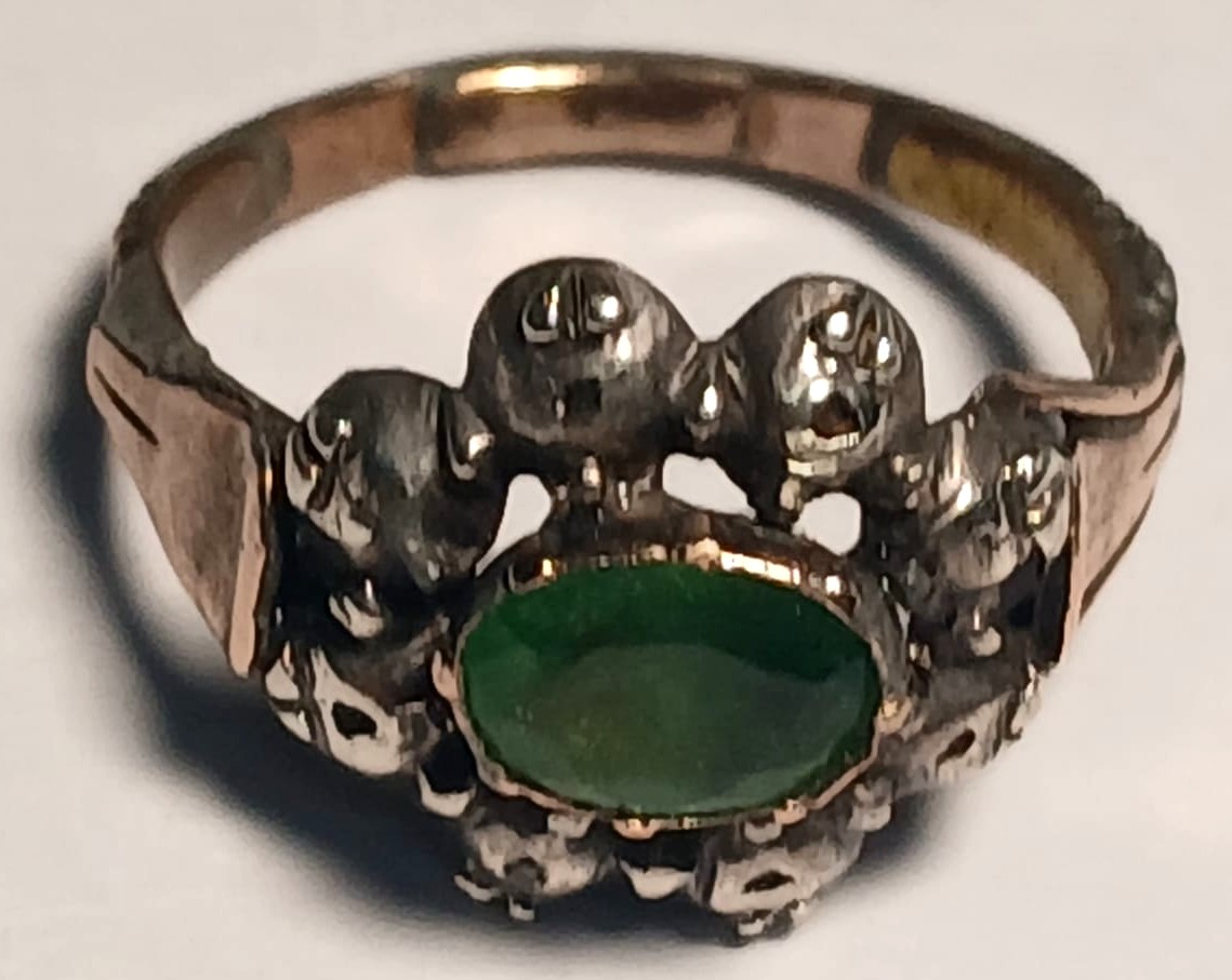 Anello siciliano del 700' in oro e coppella con smeraldo e diamantini. -photo-3