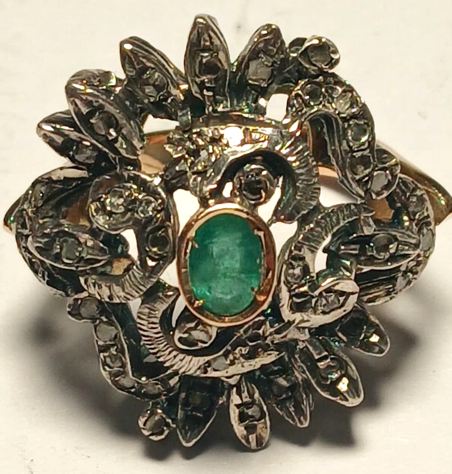  Anello in oro  basso  stile XVIII secolo, anni '60, con smeraldo e diamanti. Peso: 14,4 g, 