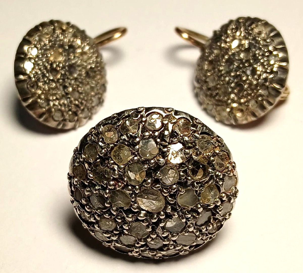 Parure a toppa di diamanti in oro e coppella con circa kt.1,10 di diamanti. Sicilia 1930 circa.-photo-2