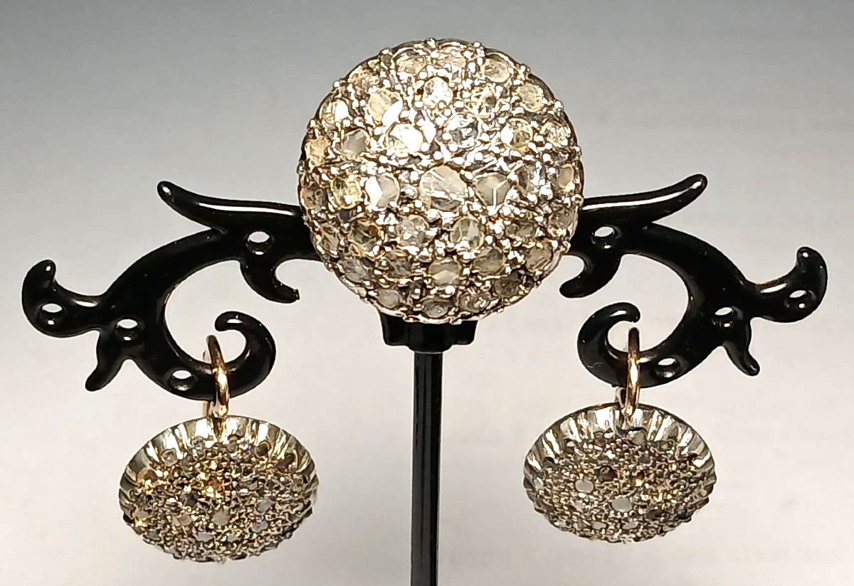 Parure a toppa di diamanti in oro e coppella con circa kt.1,10 di diamanti. Sicilia 1930 circa.