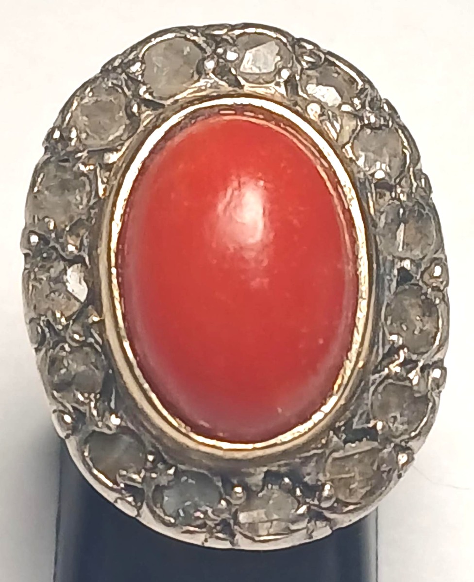 Anello in oro con cabochon di corallo mediterraneo e contorno di rose di diamante. Sicilia 1960-photo-2