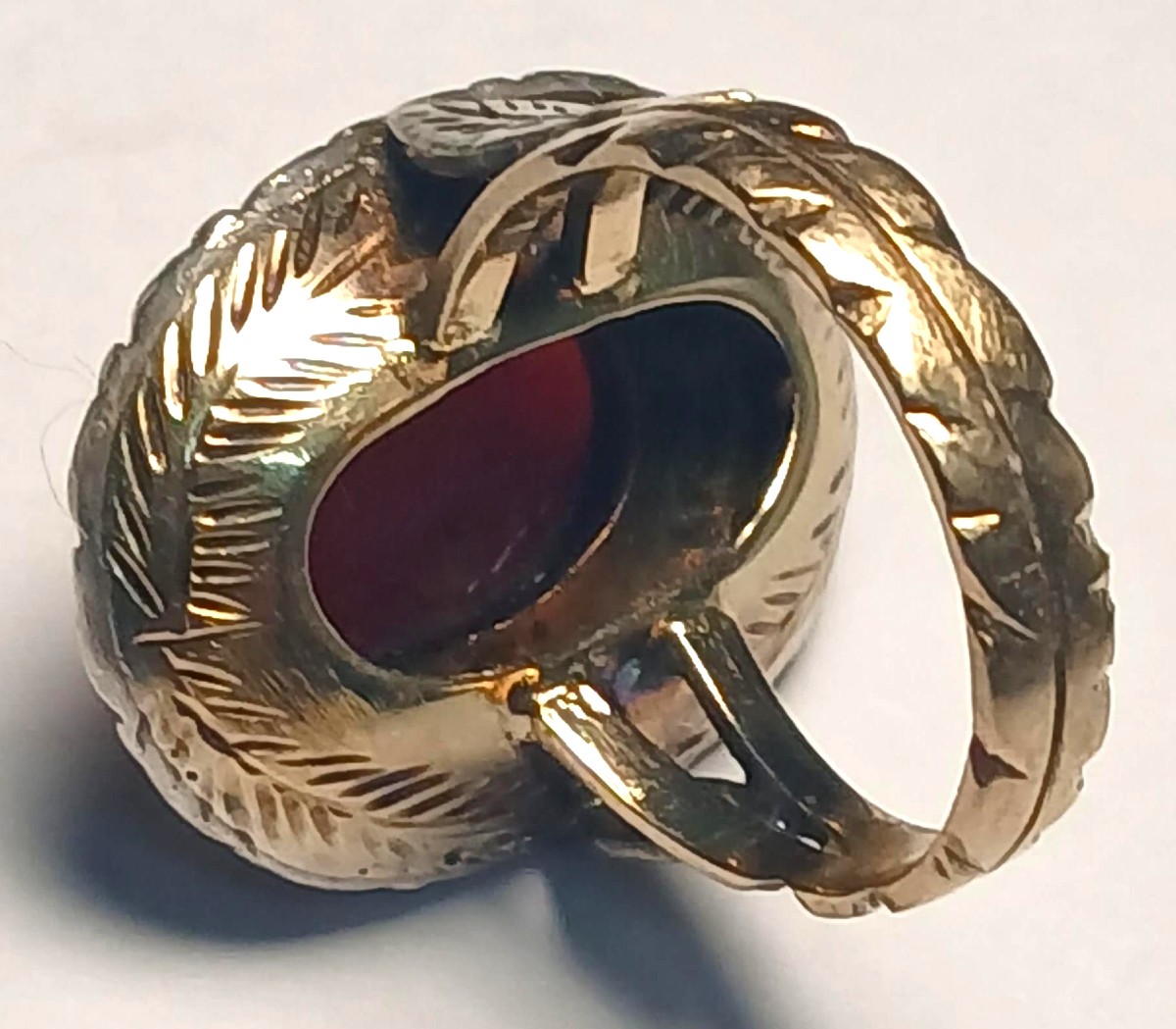 Anello in oro con cabochon di corallo mediterraneo e contorno di rose di diamante. Sicilia 1960-photo-3