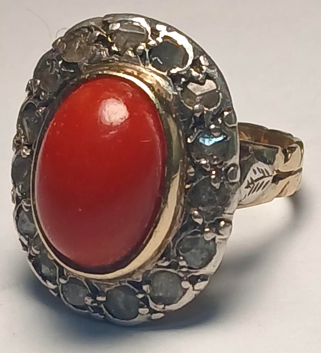 Anello in oro con cabochon di corallo mediterraneo e contorno di rose di diamante. Sicilia 1960
