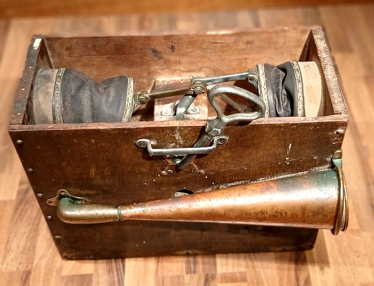 Clacson  a tromba da Carrozza azionato a manovella . Secolo  XIX  