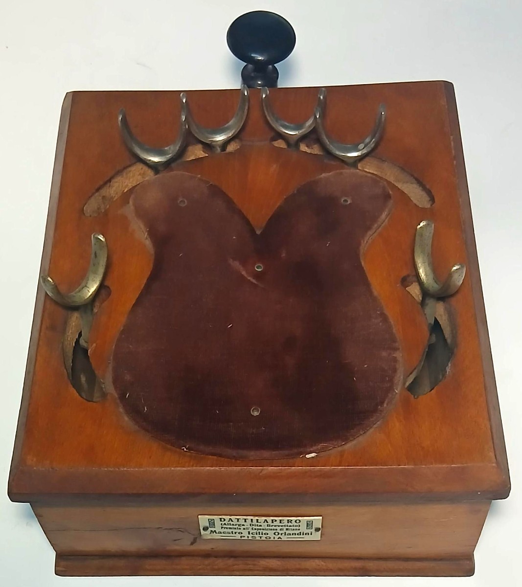 Brevetto 'Allarga dita' per pianisti DATTILOPERO  premiato alla Esposizione di Milano nel 1906.