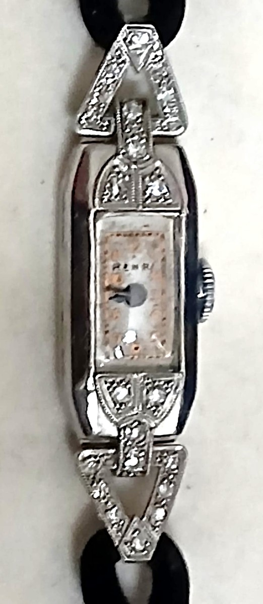 Orologio da polso da donna, in platino e diamanti taglio brillante di kt. 0,30.