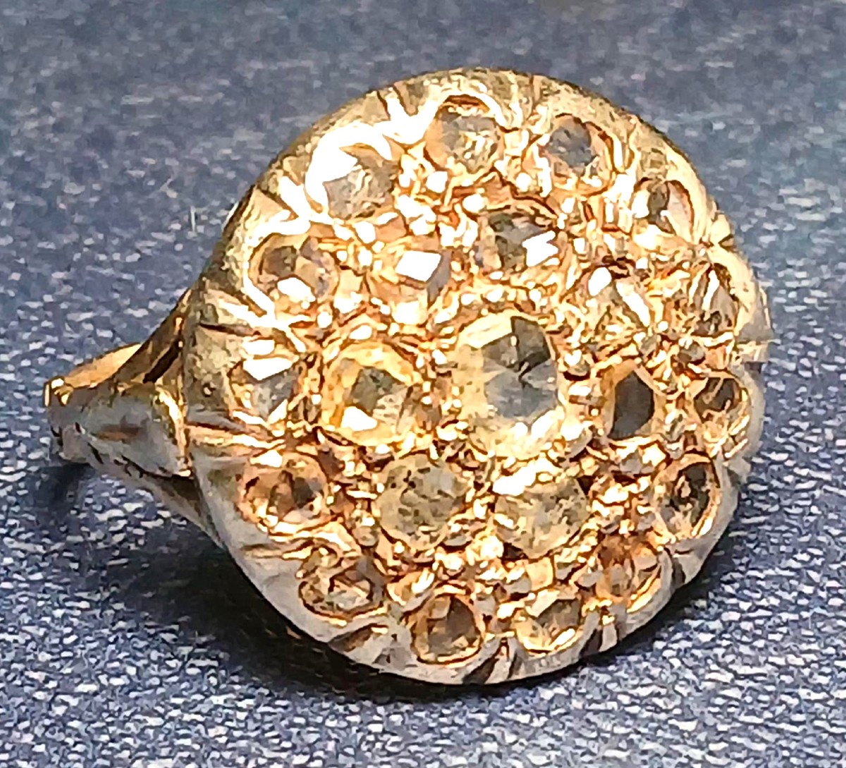 Anello a toppa in oro e rose di diamante kt.1,20  del primo 900'. 