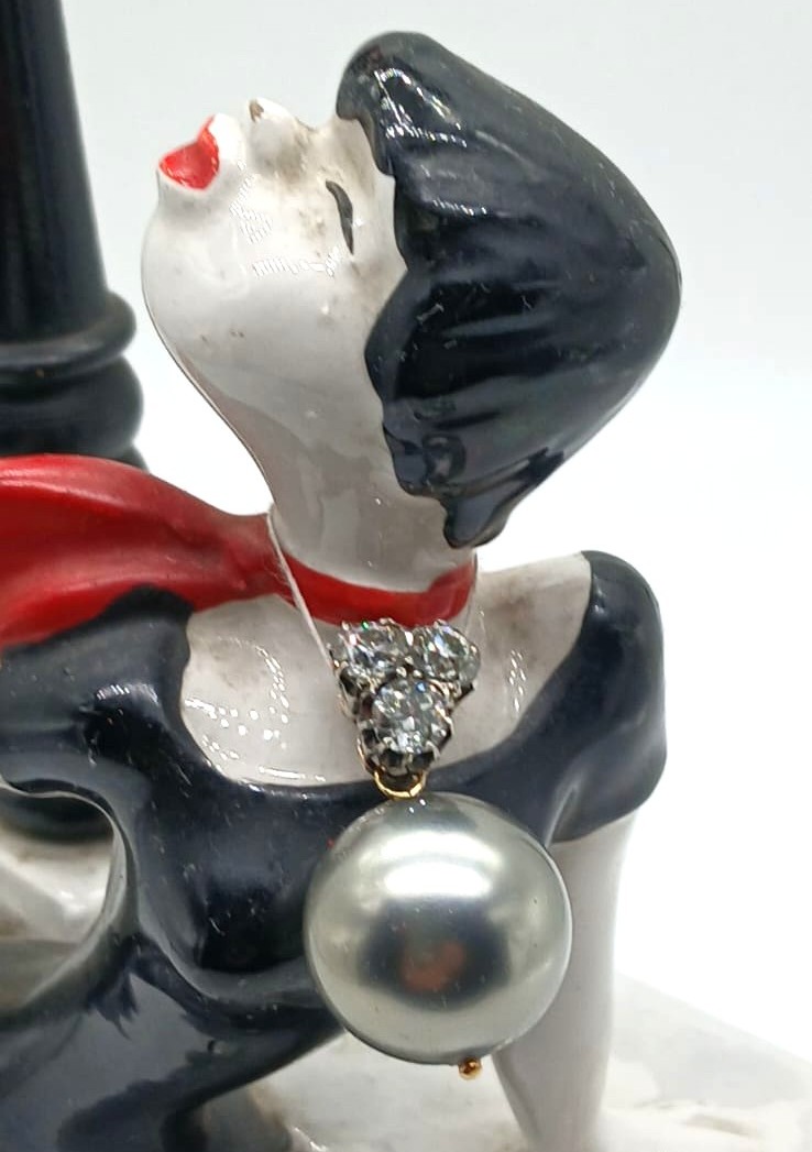 Pendente in oro bianco con trilogy di brillanti per kt. 1,60 e perla nera Thaiti. 