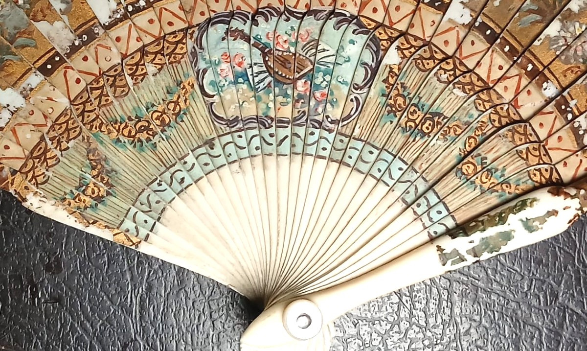 Ventaglio  Vernis Martin del XIX secolo raffigurante scena di corteggiamento e decori policromi-photo-2