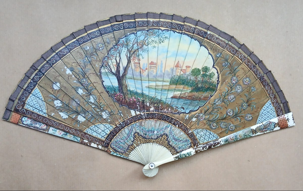 Ventaglio  Vernis Martin del XIX secolo raffigurante scena di corteggiamento e decori policromi-photo-4