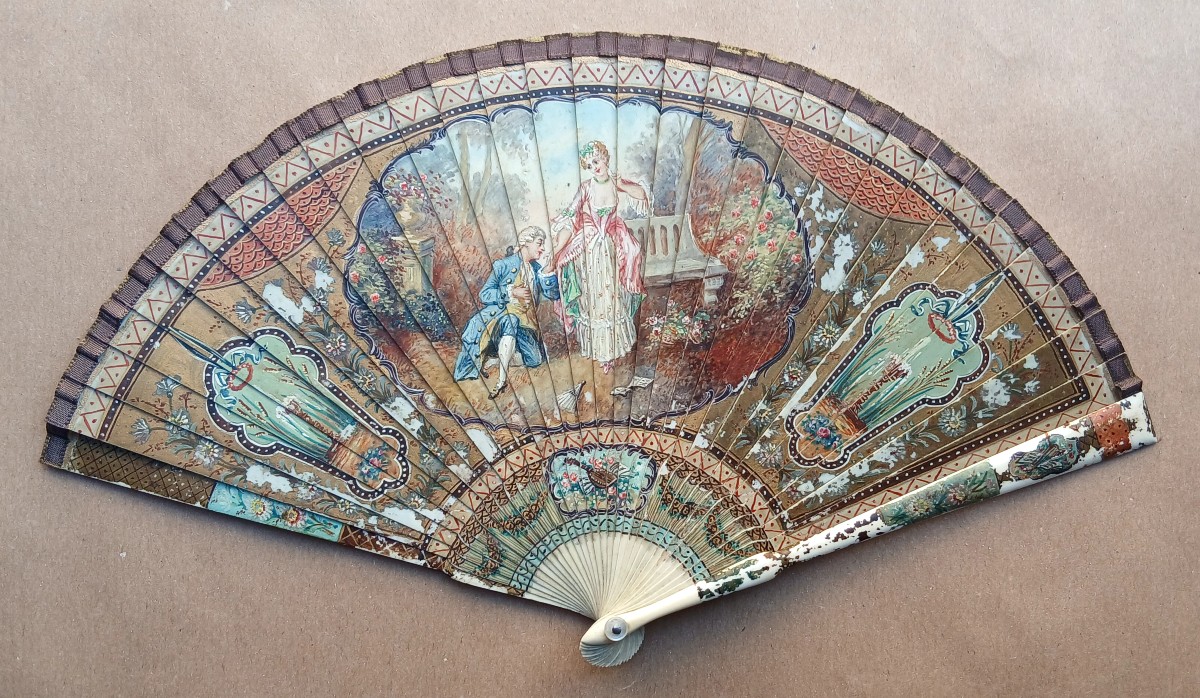 Ventaglio  Vernis Martin del XIX secolo raffigurante scena di corteggiamento e decori policromi