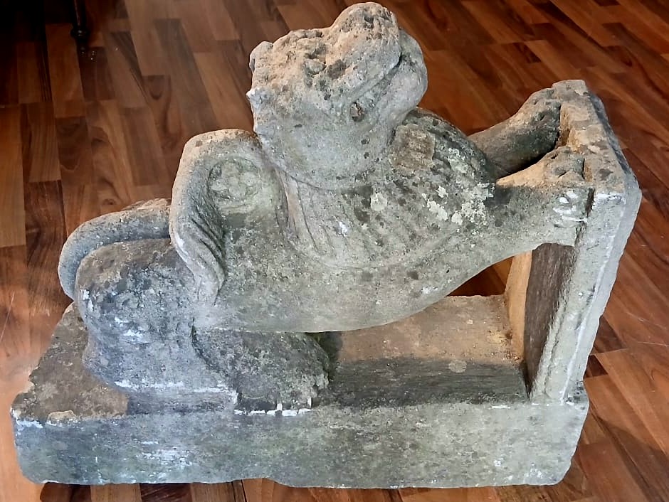 Leone in pietra scolpita, da esterno di Tempio Tibetano del XVIII secolo. 