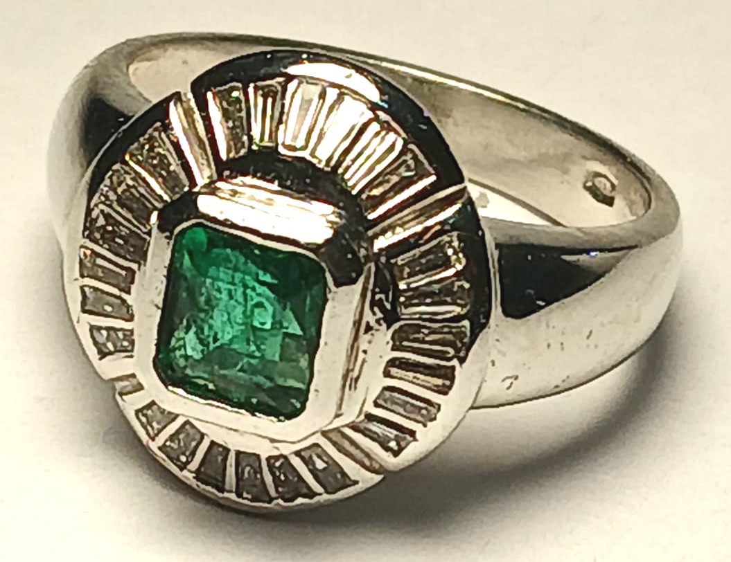 Bague en or, émeraude colombienne de 0,90 kt et 24 diamants baguette de 1,92 kt - Valenza, anné-photo-2