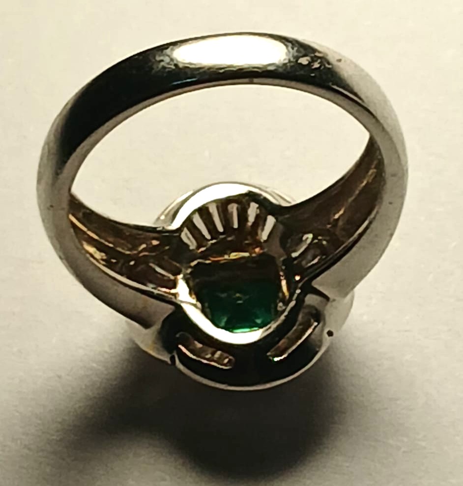 Bague en or, émeraude colombienne de 0,90 kt et 24 diamants baguette de 1,92 kt - Valenza, anné-photo-3