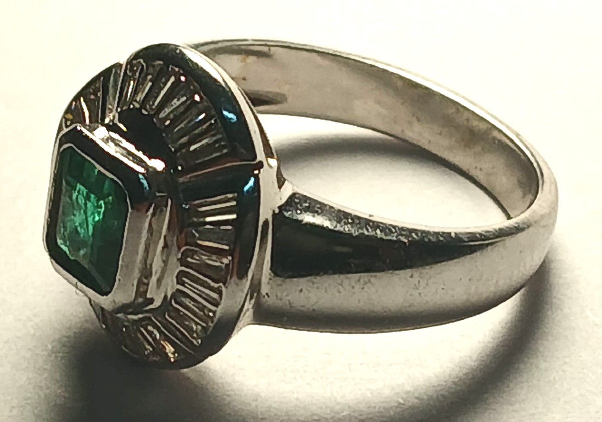 Bague en or, émeraude colombienne de 0,90 kt et 24 diamants baguette de 1,92 kt - Valenza, anné-photo-4