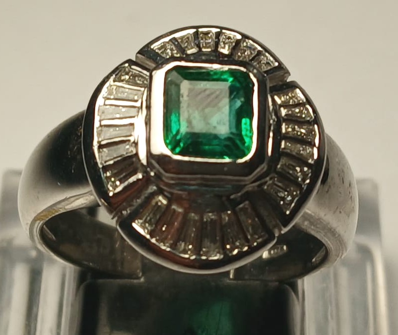 Bague en or, émeraude colombienne de 0,90 kt et 24 diamants baguette de 1,92 kt - Valenza, anné-photo-1