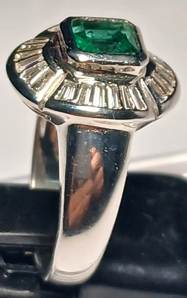 Bague en or, émeraude colombienne de 0,90 kt et 24 diamants baguette de 1,92 kt - Valenza, anné-photo-2