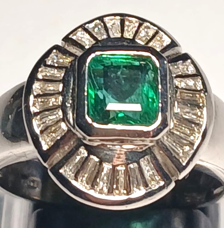 Bague en or, émeraude colombienne de 0,90 kt et 24 diamants baguette de 1,92 kt - Valenza, anné