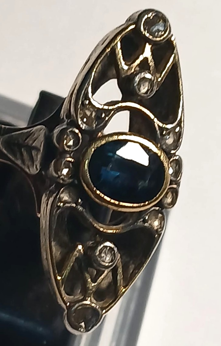 Bague Liberty en or 12 carats, ajourée, saphir central de 0,90 carat et diamants de 0,15 carat.-photo-2