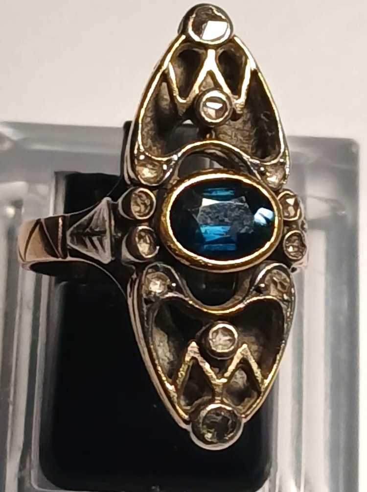 Bague Liberty en or 12 carats, ajourée, saphir central de 0,90 carat et diamants de 0,15 carat.