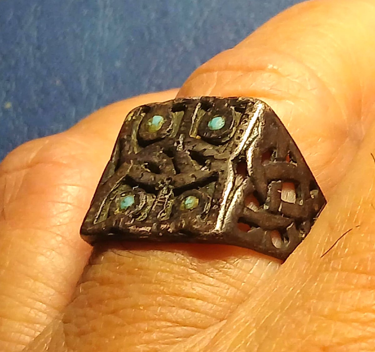 Anello-Sigillo Vikingo in argento a motivo di intreccio, con teste di Leoni contrapposti.-photo-3