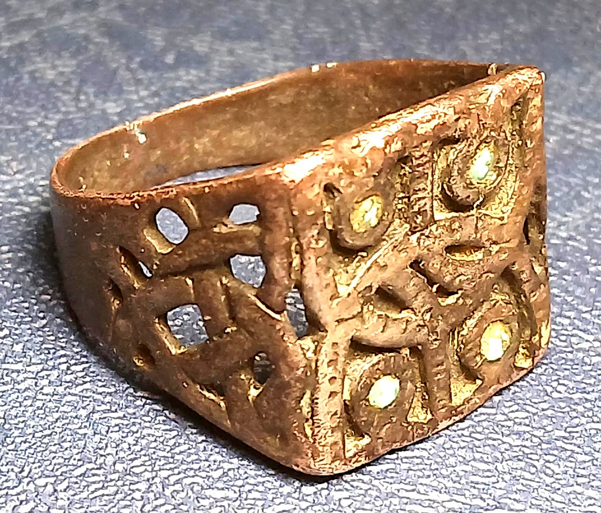 Anello-Sigillo Vikingo in argento a motivo di intreccio, con teste di Leoni contrapposti.