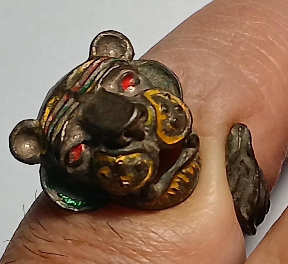 Anello Moghul periodo islamico. Tigre che ruggisce, in argento e smalti. Sec. XVII-XVIII