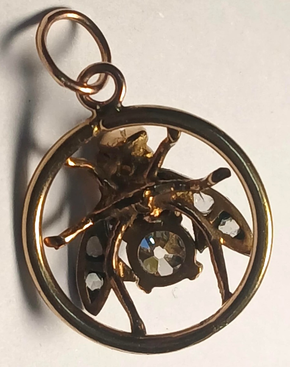 Mosca di brillante di kt 0,60 e perla, in oro 18 kt.  Pendente liberty porta fortuna.-photo-2