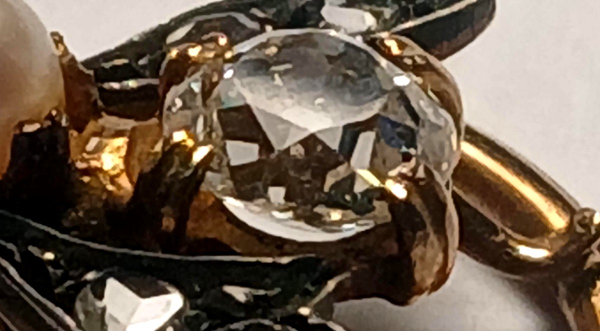 Mosca di brillante di kt 0,60 e perla, in oro 18 kt.  Pendente liberty porta fortuna.-photo-3