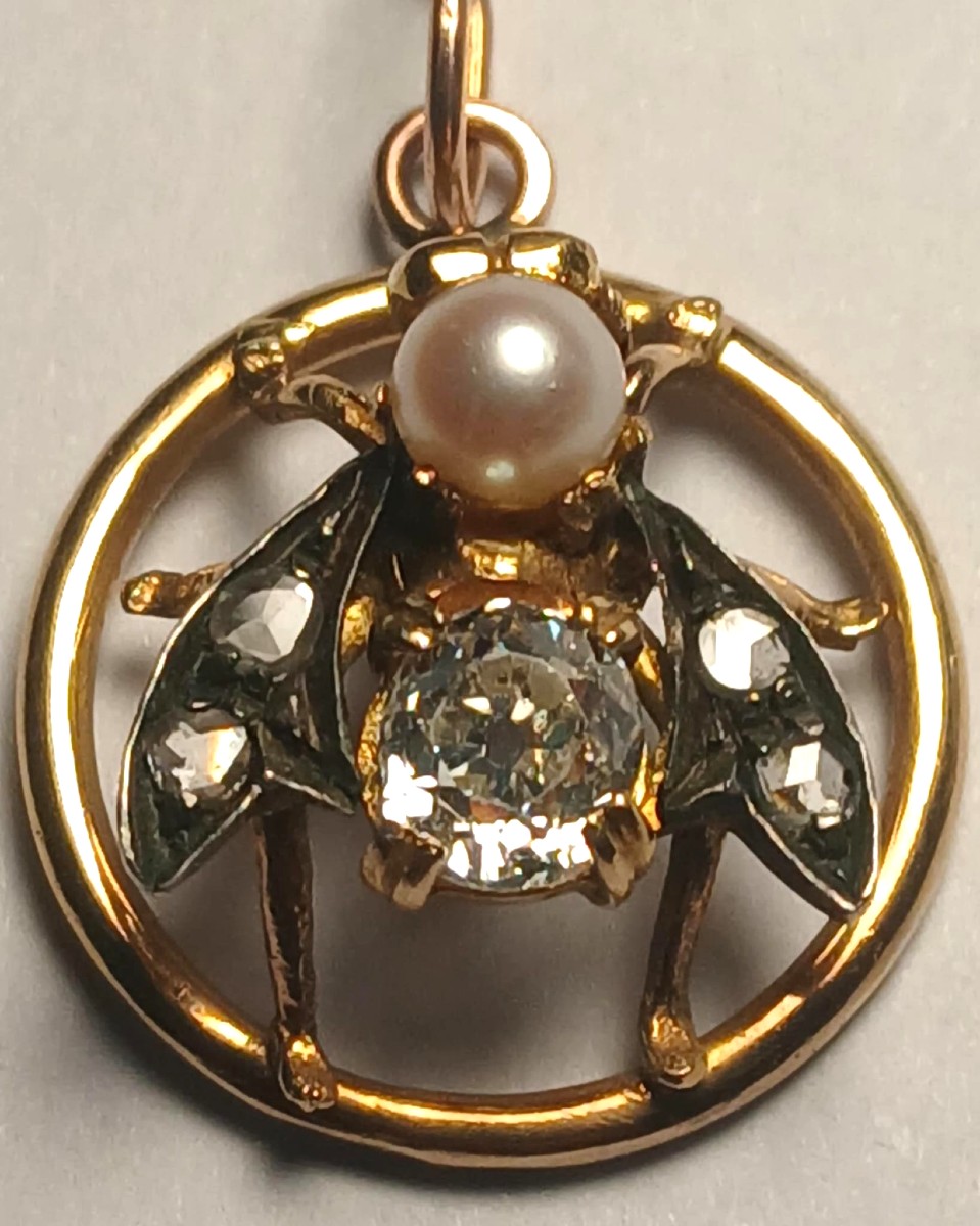 Mosca di brillante di kt 0,60 e perla, in oro 18 kt.  Pendente liberty porta fortuna.
