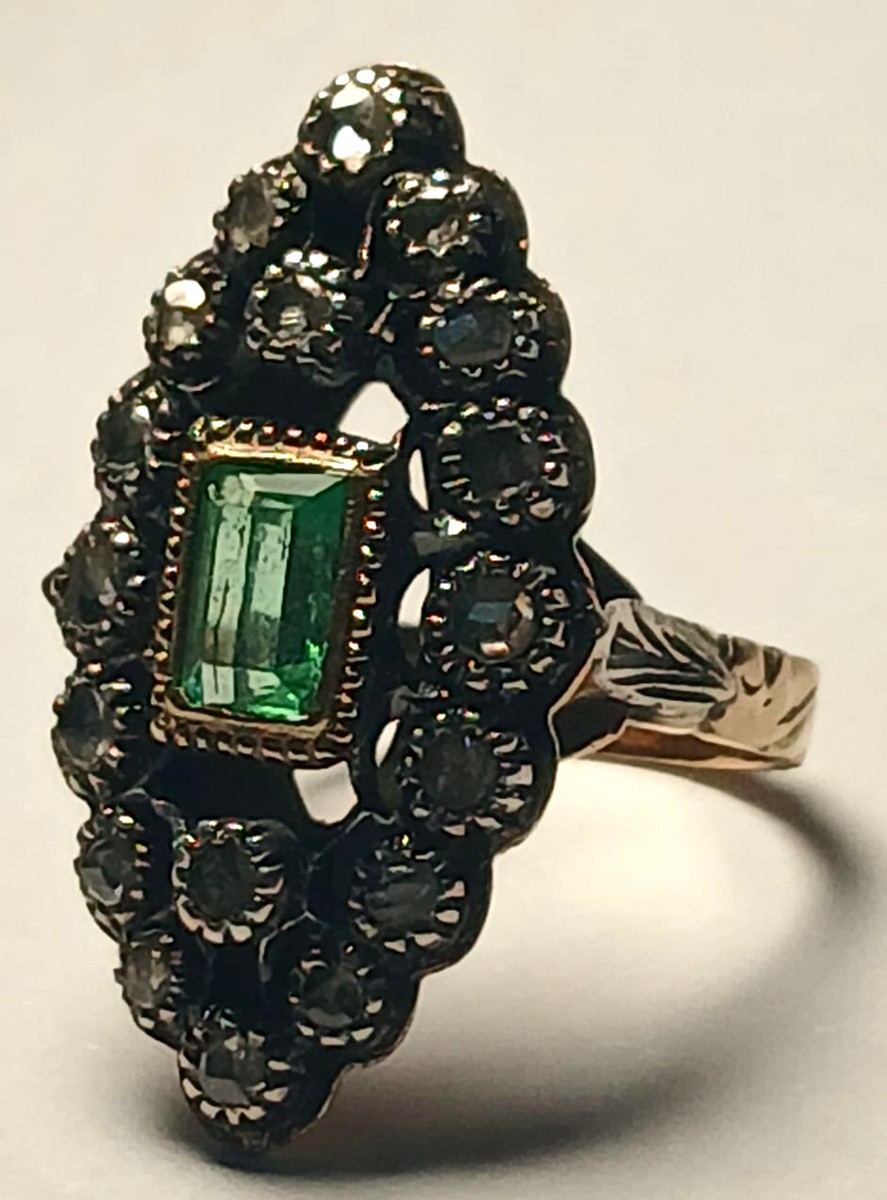 Anello in oro e coppella, con smeraldo di kt.1,10 circondato da rose di diamante kt.0,60.-photo-3