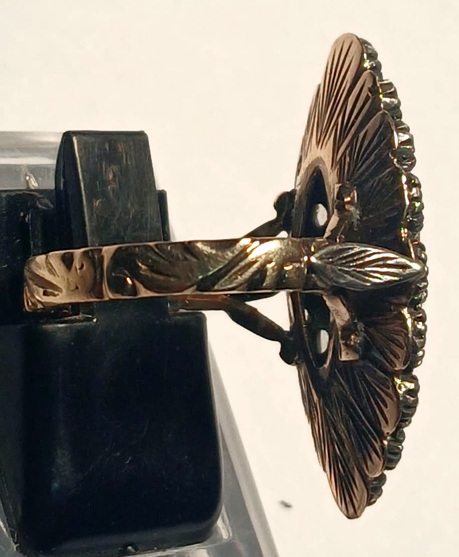 Anello in oro e coppella, con smeraldo di kt.1,10 circondato da rose di diamante kt.0,60.-photo-4