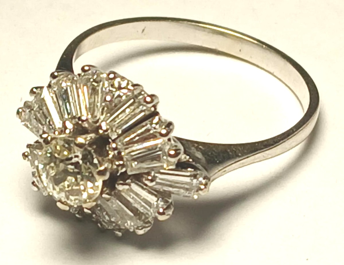 Anello oro 18 kt con 14 brillanti bianchi e puri a baguette per 2,20 kt. e brillante 0,32 kt. -photo-4