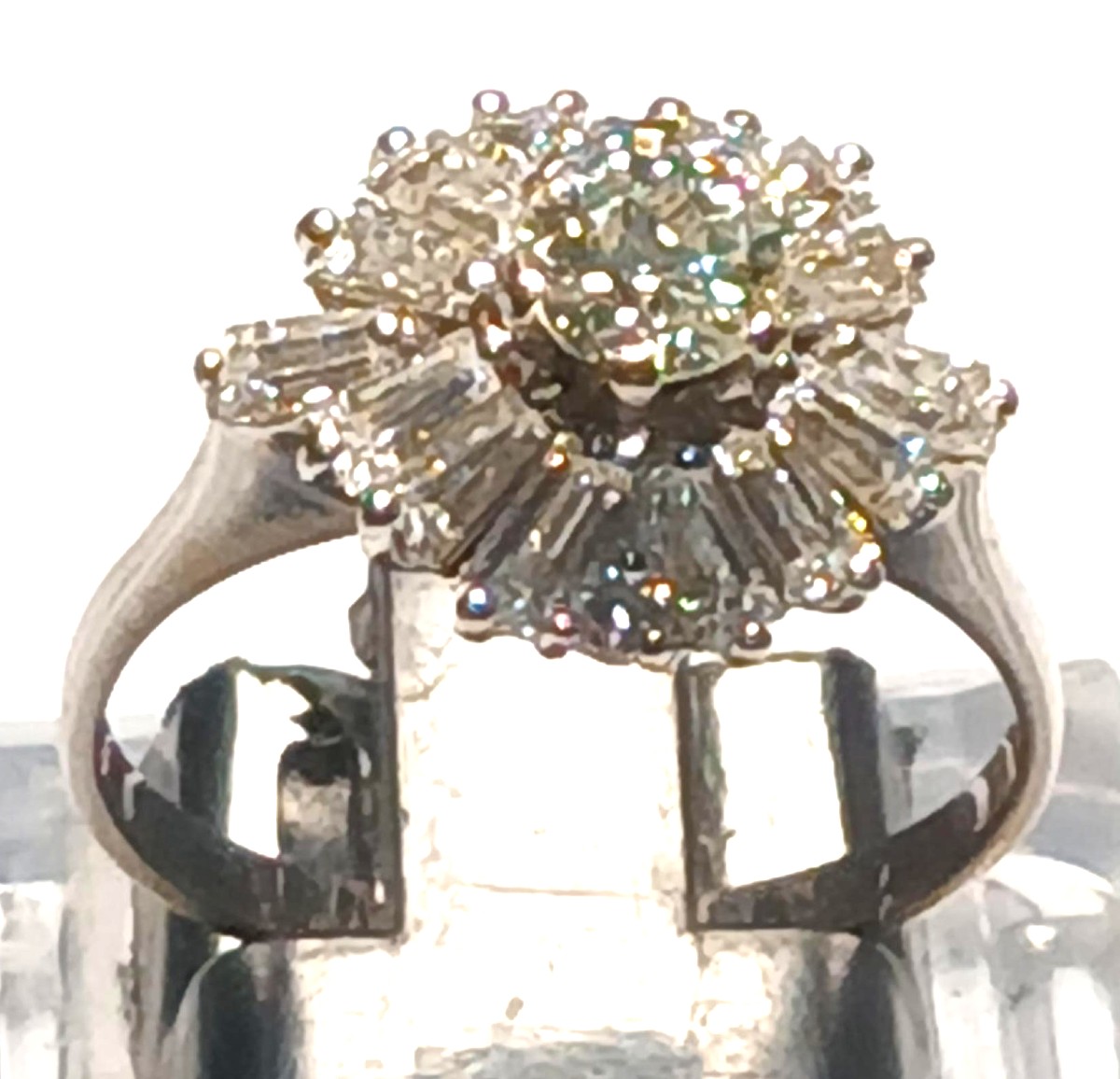 Anello oro 18 kt con 14 brillanti bianchi e puri a baguette per 2,20 kt. e brillante 0,32 kt. 