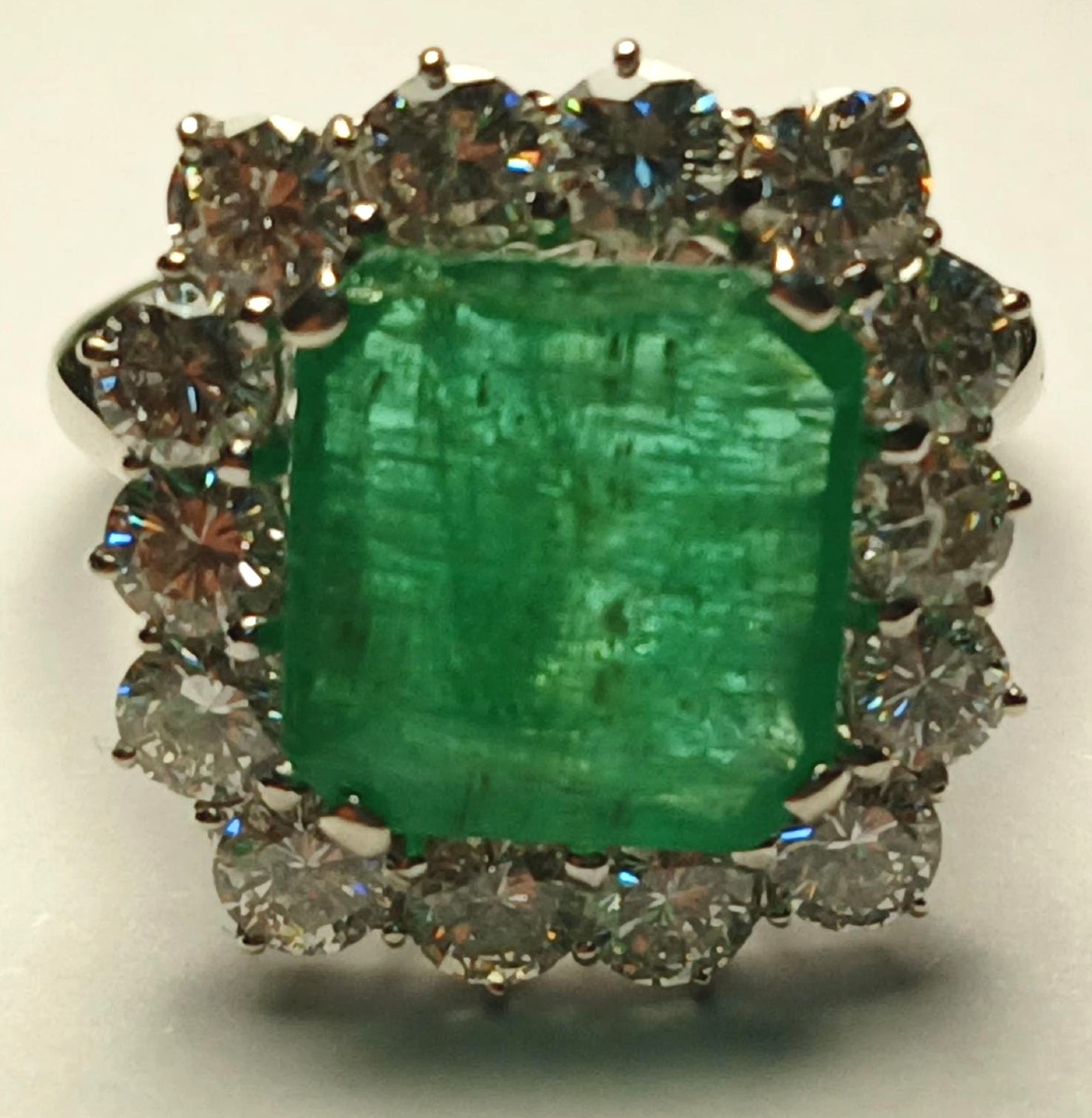 Anello in oro bianco con smeraldo centrale di kt. 3,80 circa e brillanti di kt.2,20 circa-photo-3