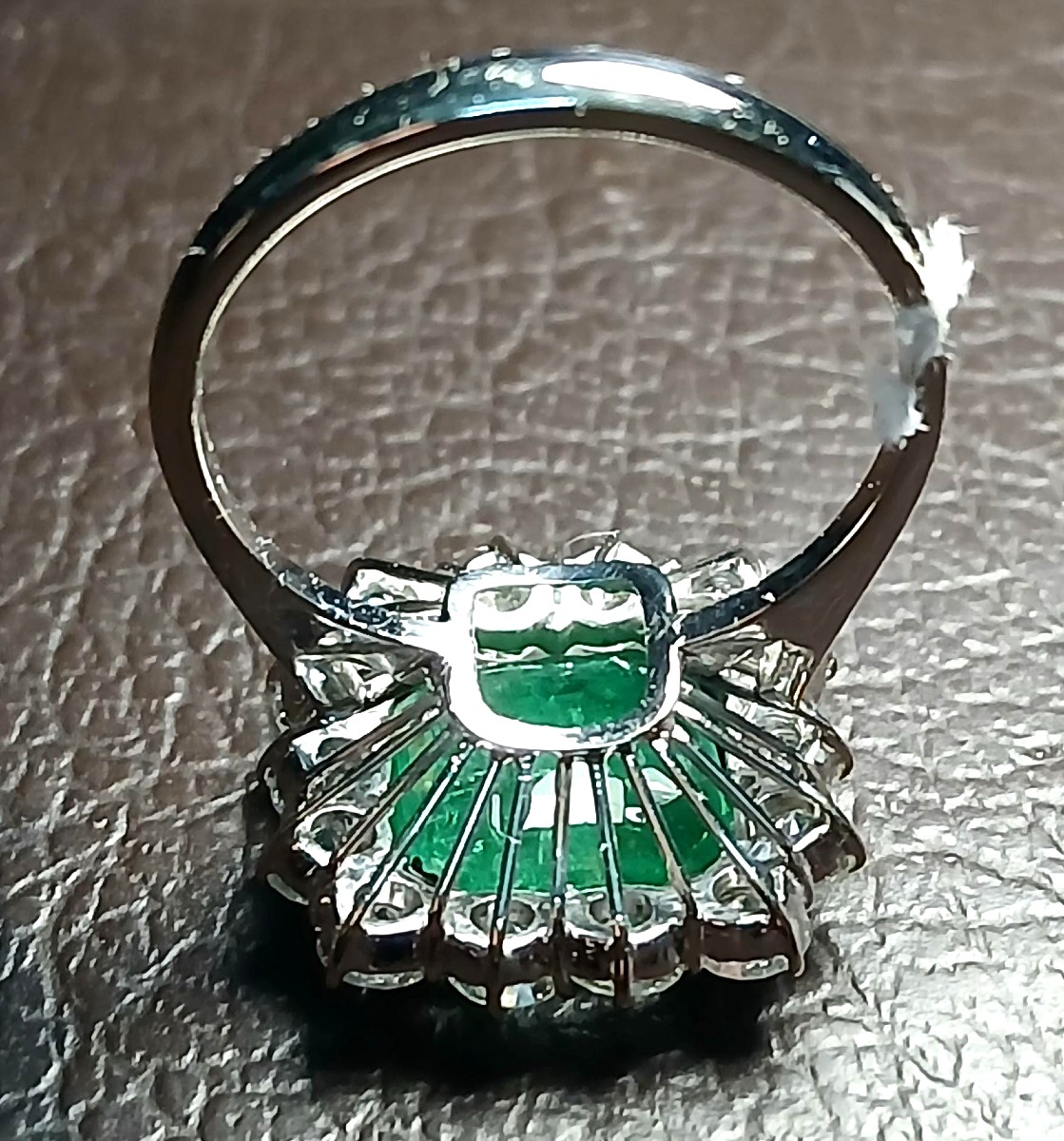 Anello in oro bianco con smeraldo centrale di kt. 3,80 circa e brillanti di kt.2,20 circa-photo-4