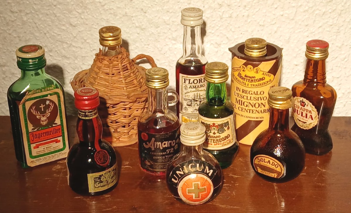 Spiritosa Collezione di 69 bottigliette di liquore tra il 1960 ed il 1980.   -photo-2