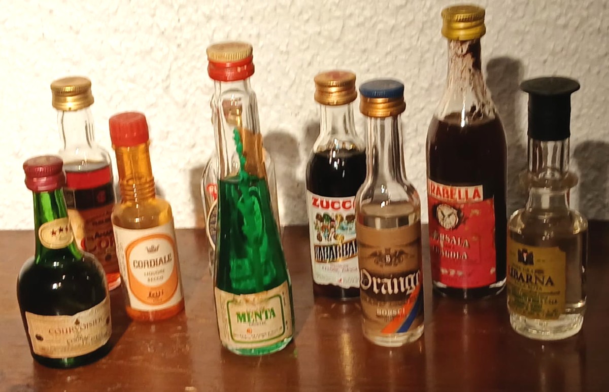 Spiritosa Collezione di 69 bottigliette di liquore tra il 1960 ed il 1980.   -photo-3