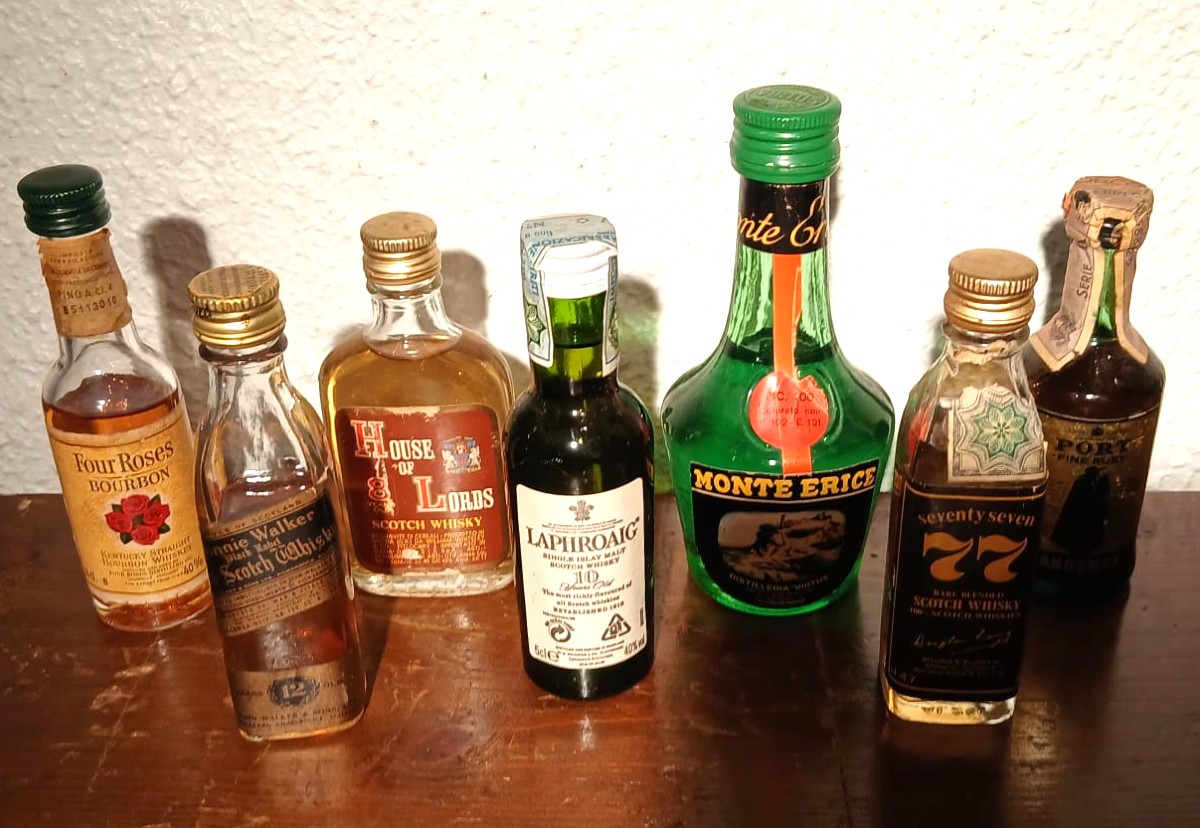 Spiritosa Collezione di 69 bottigliette di liquore tra il 1960 ed il 1980.   -photo-4